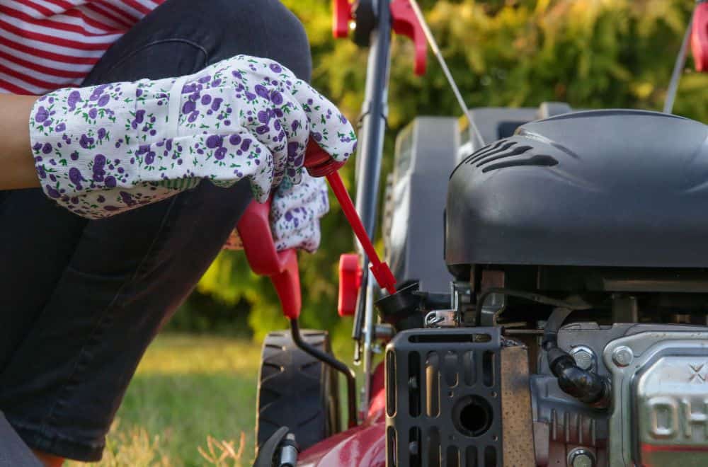 Does Lawn Mower Oil Need Additives